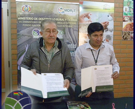 <span id='sec'>En Cochabamba:</span><br><span id='prim'>Gobierno firma convenio interinstitucional para el fortalecimiento del desarrollo agro-productivo</span>