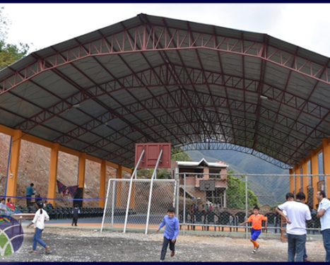 <span id='sec'>En La Paz - Coripata:</span><br><span id='prim'>El FONADIN entrega tinglado y graderías a unidad educativa en los Yungas de La Paz</span>